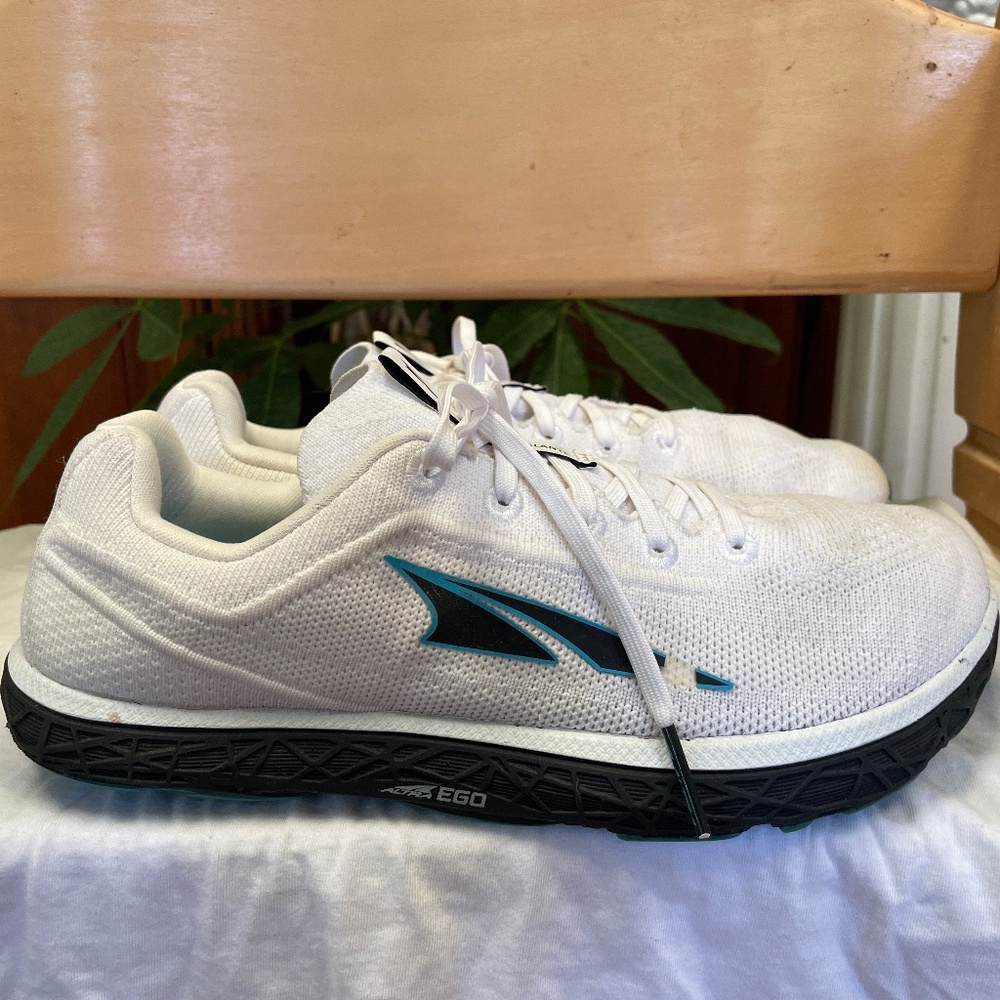 Altra woman’s running shoe Escalante Ego white 9 women 40.5